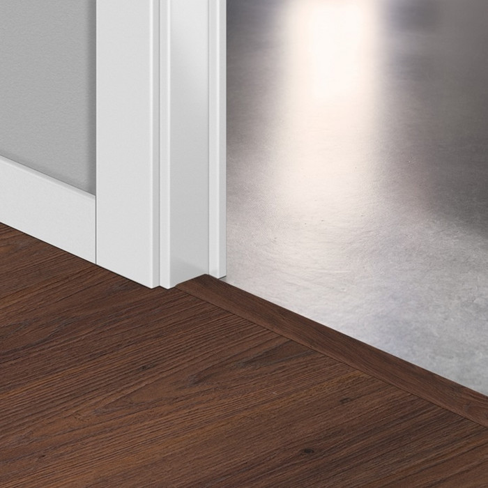 Порог Quick Step Дуб белый затемненный QSINCP01496